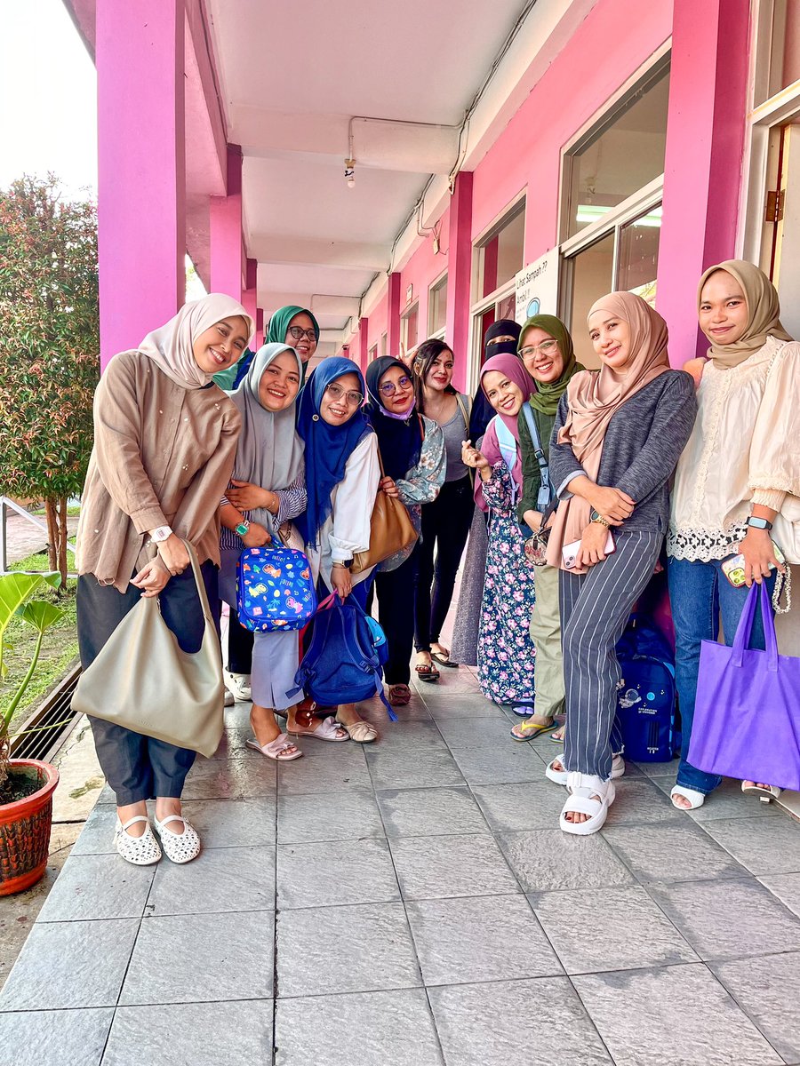 Kelas anaknya udah pisah, tp maknnya ga mau mau pisah🤣