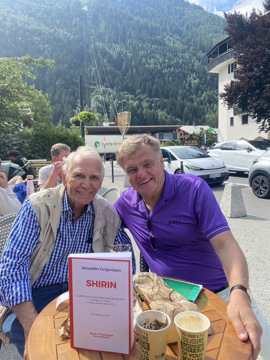 AlexandreMelnik's tweet image. Belle rencontre à Chamonix, au pied du téléphérique de l’Aiguille du Midi, avec l’écrivain et l’ancien diplomate Alexandre Grigoriantz