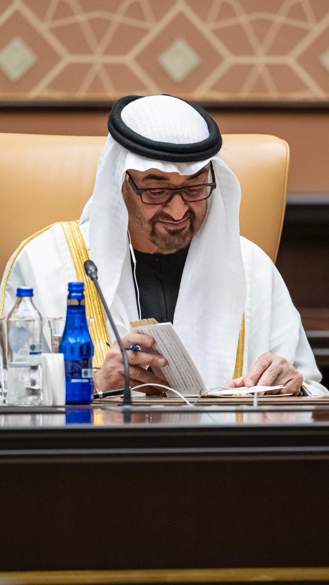 إذا وعد وفى ، وإذا قرر فعل ، وإذا أنجز صمت

وإذا تكلّم ألهم ، وإذا وقّع أنصف ، وإذا حضر ساد .