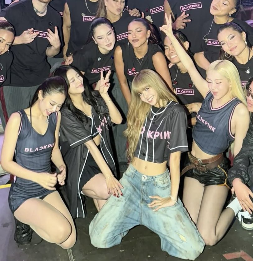 mary_herra28017's tweet photo. Lisa really has the top energy noh? 🤭 https://t.co/U4IkJ1WEGQ