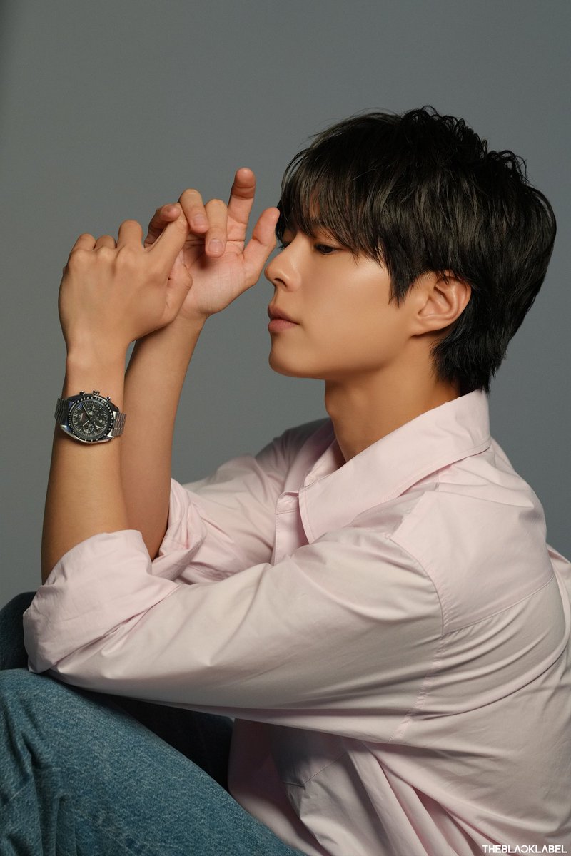 Katty_9002's tweet photo. @BOGUMMY ชอบทุกรูปเลย🥰

2025.07.17 (6:16 KST) 
[BEHIND] ‘Esquire Korea July issue

Esquire Korea X OMEGA X PARK BO GUM

🩵 @BOGUMMY 💙

Park Bo-gum 🤍

#PARKBOGUM #박보검 #พัคโบกอม 
#omega
#ESQUIREKOREA

https://t.co/NSmA077UH7 https://t.co/z0oYmHyxwa