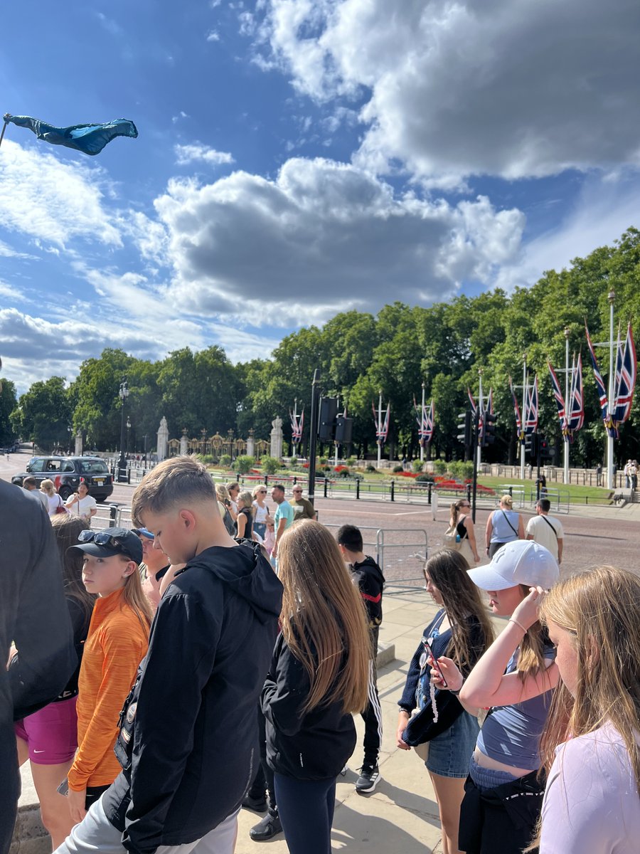 It has been a fantastic first day in the Capital!

Our students spent the afternoon visiting the sights of London, stopping off at Big Ben, Buckingham Palace and Trafalgar Square. 🏰🎡