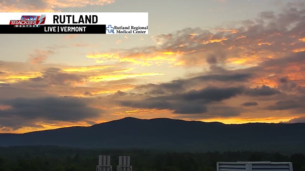 WasilenkoAlex's tweet photo. HOUSE OF THE RISING SUN 🌅🔥 It just LOOKS hot and humid this morning, let alone the feels of it all. Also, that little bit of "red sky in morning" will have us monitoring the threat for severe thunderstorm warnings this afternoon.

More details on #ABC22 !
@WVNYWFFF https://t.co/SgopoqksI8