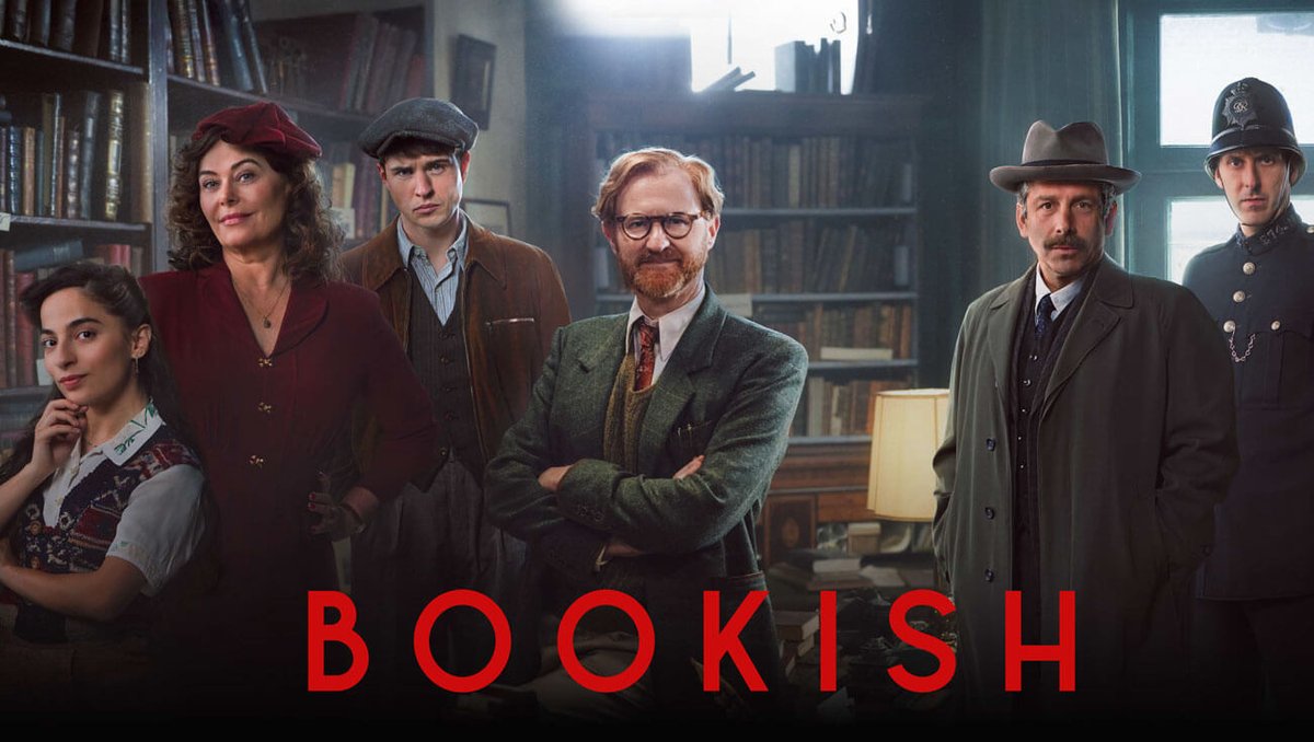 booksnchamchi's tweet photo. 책덕후 서점 주인이 탐정이 된다? 영국에서 <Bookish>라는 6부작 드라마가 방영. BBC <셜록>의 제작자이자 ‘마이크로프트 홈즈’ 역의 마크 게이티스가 각본과 주연을 맡았다. 1946년 런던에서 서점 '북스 북스'(Book's Books)를 운영하는 가브리엘 북(Gabriel Book)이 지역 경찰의 자문 탐정으로 활약하는 이야기. 서점의 책이 사건 해결의 지식 창고 역할을 한다고. 21세기 셜록에게 스마트폰이 있었다면, 20세기 가브리엘에겐 책이 있었다는 발상인 듯. 흥미로운 점은 가브리엘이 ‘성적 지향’을 숨긴 채 아내와 ‘라벤더 결혼’* 생활을 한다는 설정. 아쉽게도 방영 플랫폼이 영국 프리미엄 채널(U&Alibi)이라 한국에서는 아직 못 봄.

* 라벤더 결혼(lavender marriage): 한쪽 혹은 양쪽 파트너의 성적 ��향을 숨기기 위한 (사회적 낙인이나 차별을 피할 목적의) 계�� 혼인
