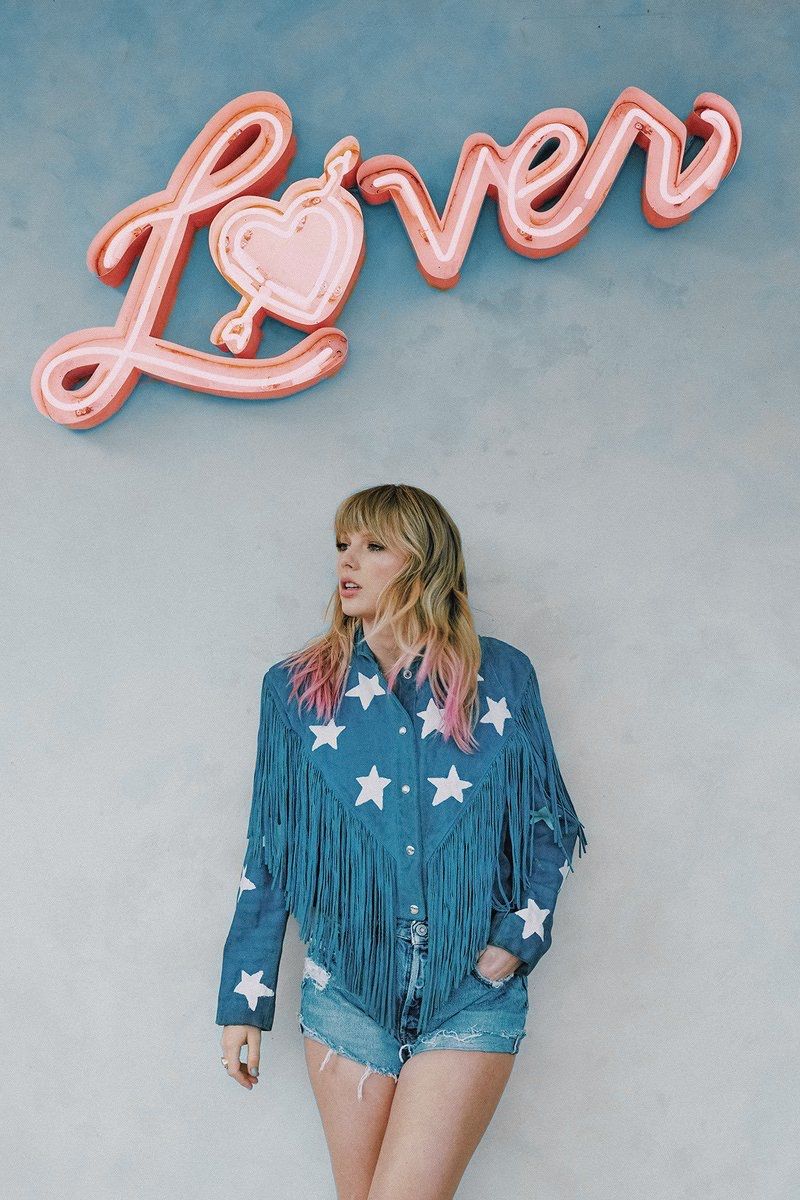 TheSwiftSociety's tweet image. 👑| Fun Fact: Lover was the first album Taylor Swift owned and is currently the 10th most streamed album on Spotify!