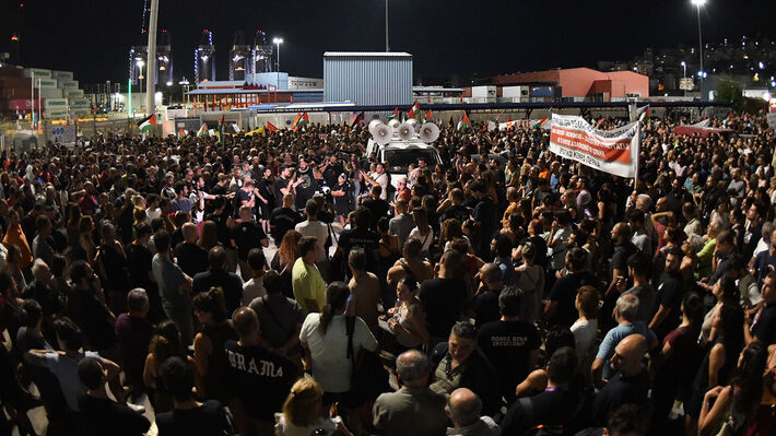 PAME_Greece's tweet image. A new mass and militant mobilization took place on Wednesday night at piers 2 and 3 in the port of Piraeus, against the transport of military material to the murderous state of Israel
Dockworkers, workers, and thousands of people once again responded to the call of the ENEDEP…