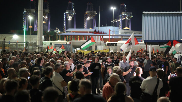 PAME_Greece's tweet image. A new mass and militant mobilization took place on Wednesday night at piers 2 and 3 in the port of Piraeus, against the transport of military material to the murderous state of Israel
Dockworkers, workers, and thousands of people once again responded to the call of the ENEDEP…