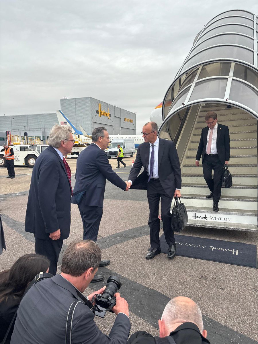 GermanAmbUK's tweet image. Important day in UK-German relations. German Chancellor Merz and Foreign Minister Wadephul just landed in the UK.
With PM Starmer und Foreign Secretary Lammy they will sign a groundbreaking and far-reaching UK-German Friendship Treaty. 🇩🇪🤝🇬🇧