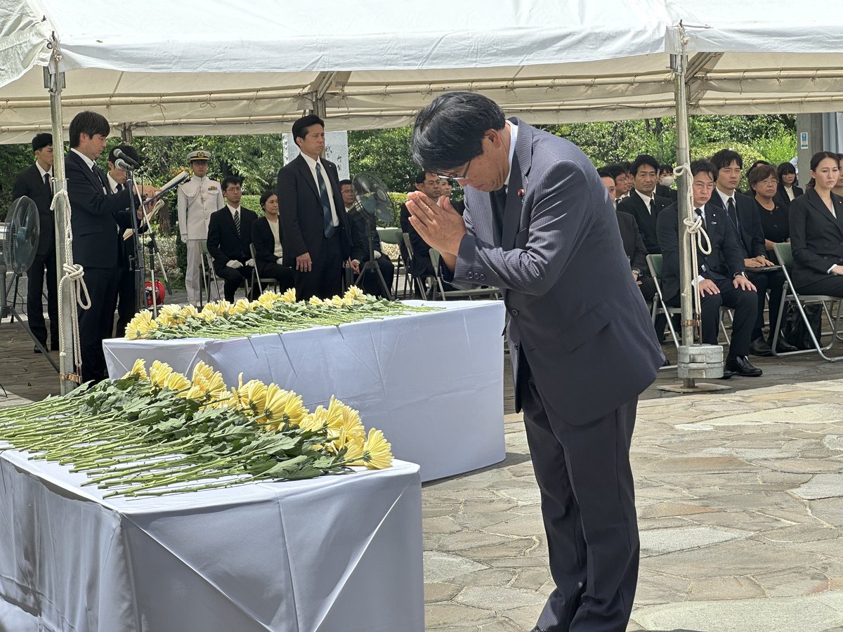 matsubarajin731's tweet image. 千鳥ヶ淵全没者墓苑にて硫黄島戦没者遺骨引渡式に参列いたしました。先達が紡いだ国家の歴史を未来の日本人に繋いでいくのは、私たちに課された極めて重要な仕事です。帰還されたご遺骨23柱に感謝と哀悼の誠を捧げました。