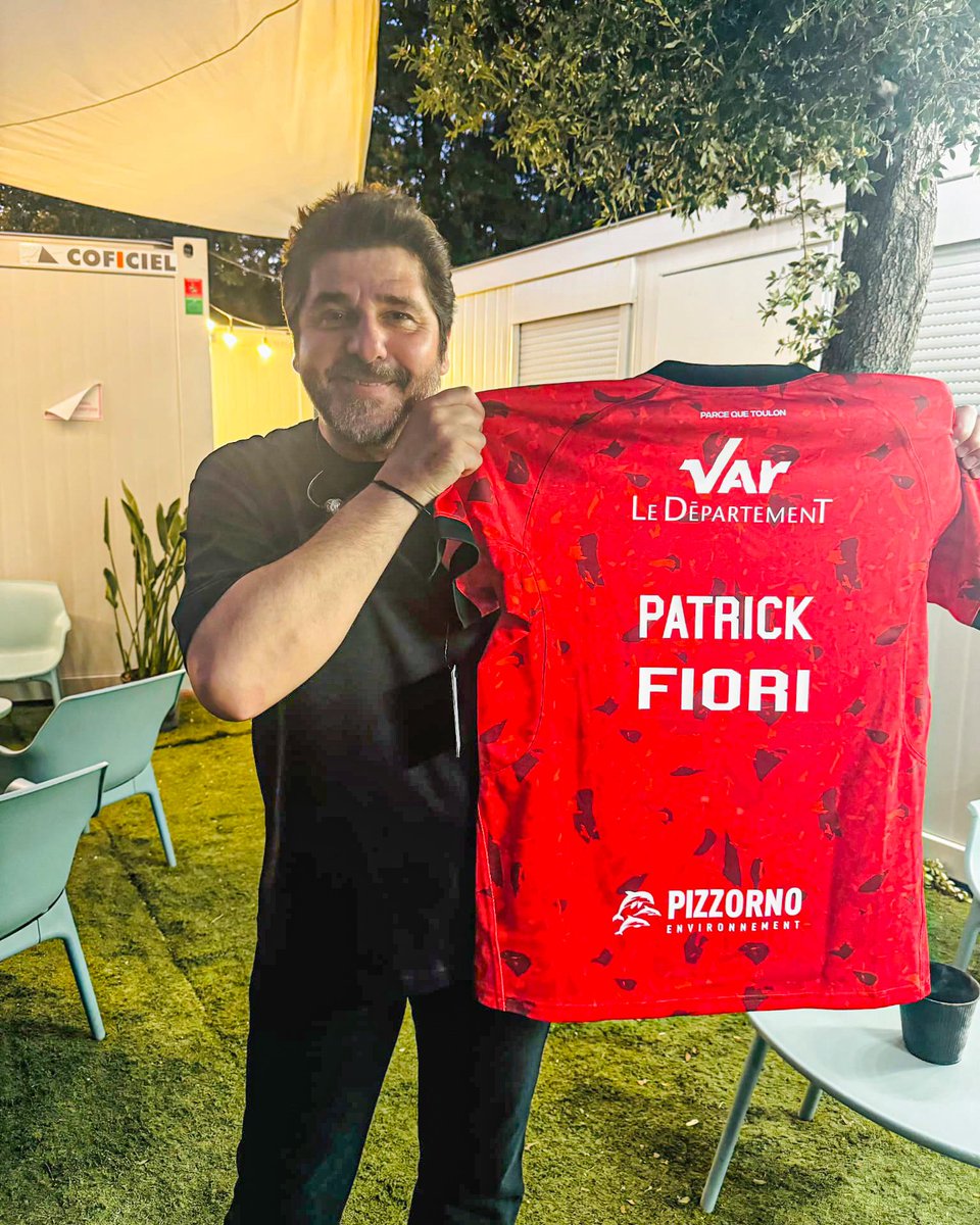RCTofficiel's tweet image. Au tour de @patrickfiorioff de recevoir son maillot 🔴&amp;amp;⚫️ avant son concert ce mercredi soir au Festival du Château de Solliès-Pont 😍

#ParceQueToulon