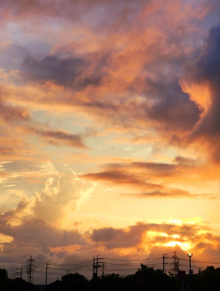 rz7j2xMw3q29104's tweet image. お疲れ様です✨
今日は曇りで焼けず…
なので、昨日の素敵な夕空(未ポスト)をお届けします🙋
「幻想的な夕焼けに心奪われて❇️」
不安定なお天気が続いていますが、気持ちは穏やかに過ごしましょうね🍀✨
#夕焼け