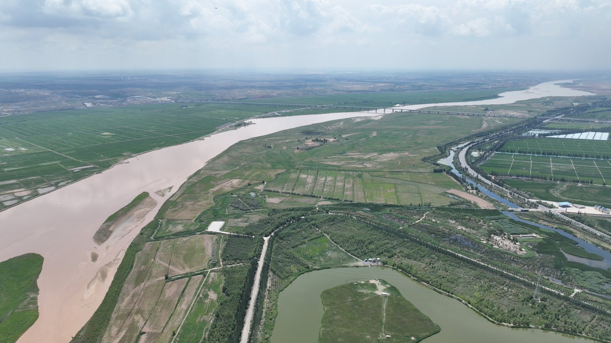 ENingxia's tweet image. Summer along the Ningxia stretch of the Yellow River is stunning. The mighty river winds its way through lush green banks, creating a breathtaking ecological masterpiece.
#Ningxia #YellowRiver #SummerView #Nature #Nature