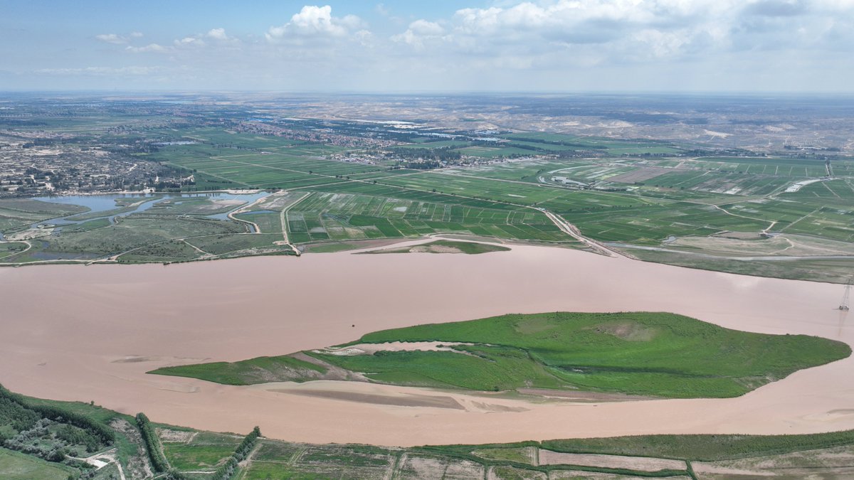 ENingxia's tweet image. Summer along the Ningxia stretch of the Yellow River is stunning. The mighty river winds its way through lush green banks, creating a breathtaking ecological masterpiece.
#Ningxia #YellowRiver #SummerView #Nature #Nature