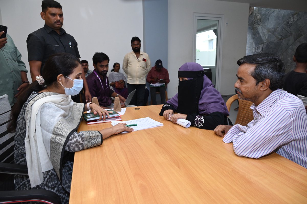 R_Madhavi_Reddy's tweet image. ఈరోజు నా క్యాంపు కార్యాలయంలో ప్రజాదర్బార్ కార్యక్రమం నిర్వహించడం జరిగింది. పలు సమస్యలతో వచ్చిన ప్రజల వినతులను స్వీకరించి, వారి సమస్యలను పరిశీలించి, సమస్యల పరిష్కారానికి అవసరమైన చర్యలు తీసుకునేందుకు సంబంధిత అధికారులకు సూచించడం జరిగింది.
#Kadapa #prajadarbar #ఇంటింటికీసుపరిపాలన…