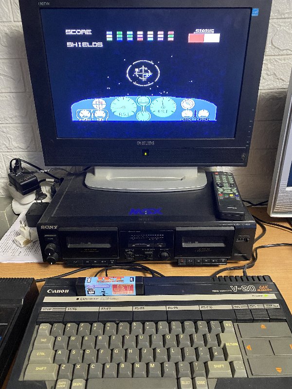 themsxlovers's tweet image. Un amigo nos ha pedido una edicion en formato ROM del Jet Fighter (1985 Aackosoft) ya que la suya en formato Cassette no carga.
Es un fantástico simulador de naves espaciales con varias voces digitalizadas lo cual era todo un hito en ordenadores domésticos de los 80.