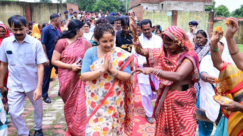 JMMKalpanaSoren's tweet photo. आज कर्णपूरा पंचायत भवन में आयोजित कार्यक्रम में ज़िला प्रशासन की टीम के साथ सहभागिता की। इस अवसर पर सखी मंडल की बहनों को क्रेडिट लिंक चेक प्रदान किया और लाभुकों को अबुआ आवास की चाबी सौंपने का सौभाग्य प्राप्त हुआ। https://t.co/VzfvaPRfL9