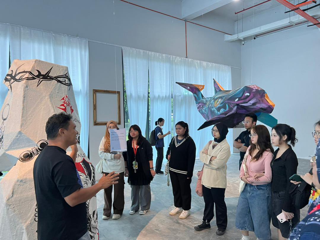 MSUCSabah's tweet image. Admiring creativity in its rawest form at Polygon Forest , Tinggi-Tinggi Creative Hub. 
Grateful for the art, the stories, and the inspiration guided tour by Mr Japson the Sculptor-Curator.

#diplomaingraphicdesign
#diplomainmanagement
#diplomaininformationtechnology
#TESL