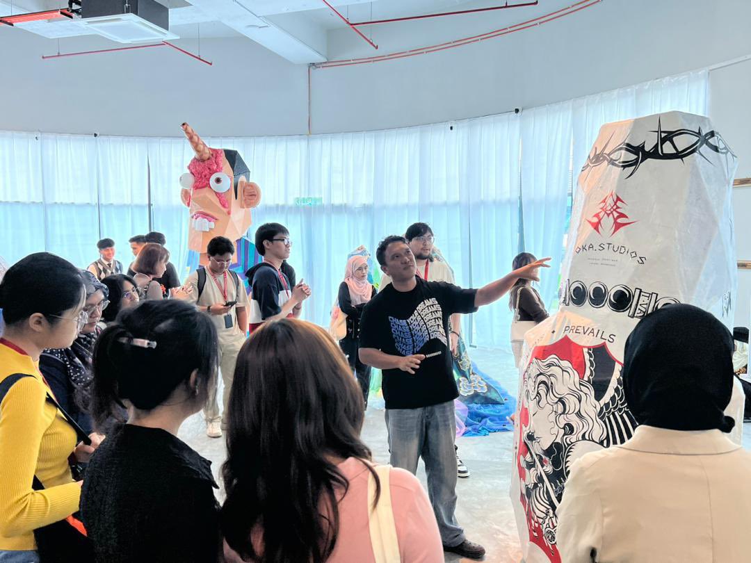 MSUCSabah's tweet image. Admiring creativity in its rawest form at Polygon Forest , Tinggi-Tinggi Creative Hub. 
Grateful for the art, the stories, and the inspiration guided tour by Mr Japson the Sculptor-Curator.

#diplomaingraphicdesign
#diplomainmanagement
#diplomaininformationtechnology
#TESL