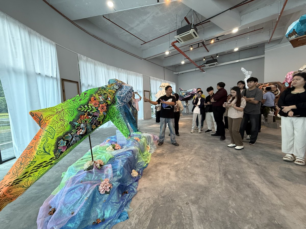 MSUCSabah's tweet image. Admiring creativity in its rawest form at Polygon Forest , Tinggi-Tinggi Creative Hub. 
Grateful for the art, the stories, and the inspiration guided tour by Mr Japson the Sculptor-Curator.

#diplomaingraphicdesign
#diplomainmanagement
#diplomaininformationtechnology
#TESL