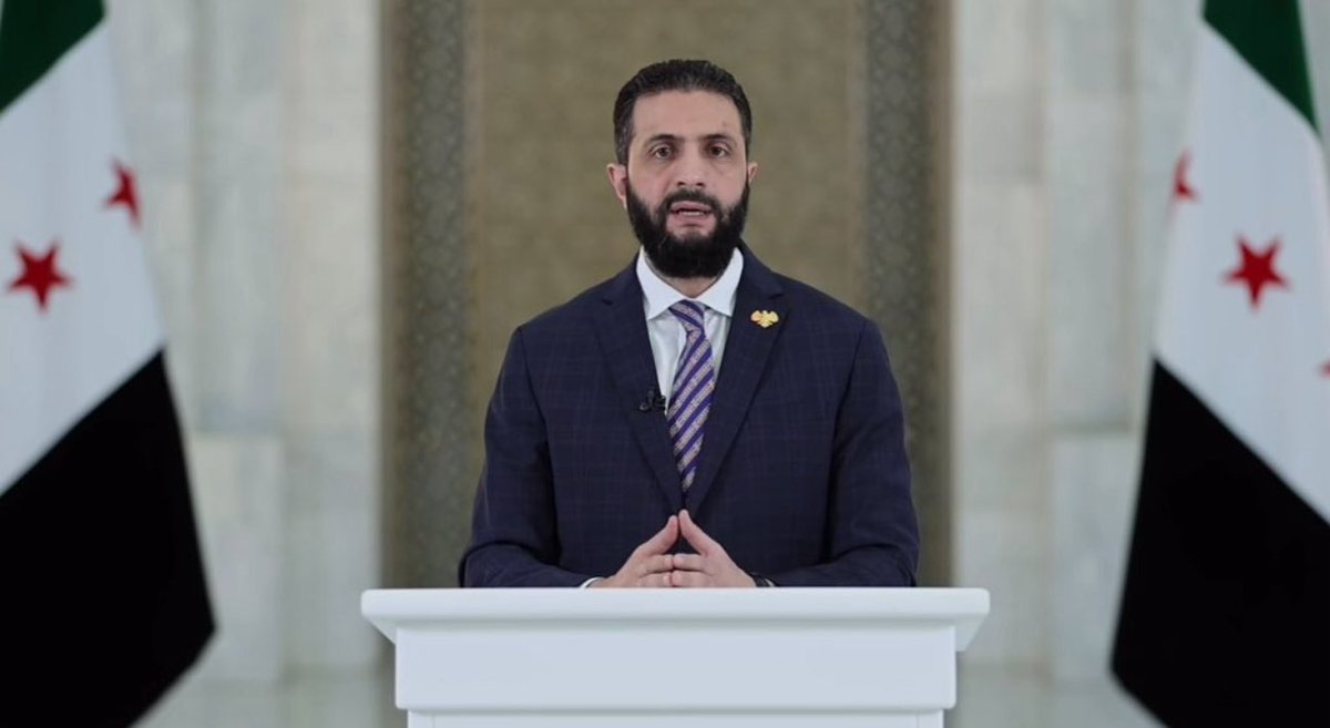 timourazhari's tweet image. In a 4a.m. address to the nation after Israeli strikes on Damascus, Syrian President Ahmed Sharaa referred to “the Israeli entity” and said Syria did not fear war.
Marks a significant shift from previous messaging, referring to the “state of Israel” and seeking peace with…