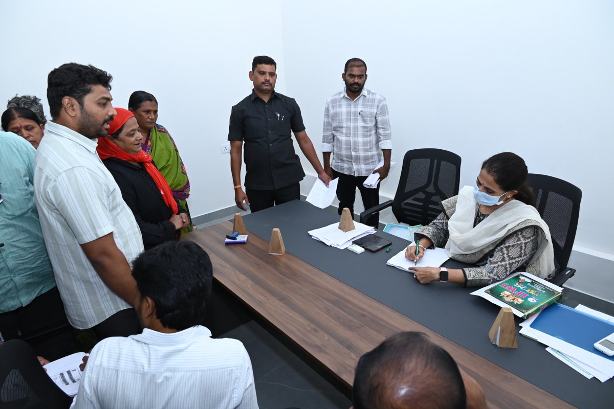 R_Madhavi_Reddy's tweet image. ఈరోజు నా క్యాంపు కార్యాలయంలో ప్రజాదర్బార్ కార్యక్రమం నిర్వహించడం జరిగింది. పలు సమస్యలతో వచ్చిన ప్రజల వినతులను స్వీకరించి, వారి సమస్యలను పరిశీలించి, సమస్యల పరిష్కారానికి అవసరమైన చర్యలు తీసుకునేందుకు సంబంధిత అధికారులకు సూచించడం జరిగింది.
#Kadapa #prajadarbar #ఇంటింటికీసుపరిపాలన…