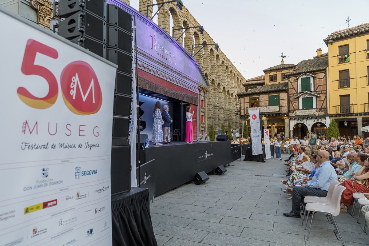 🌠Anoche, la Carroza del Teatro Real inauguró el 50º Festival MUSEG en una noche mágica.

La ópera salió a la calle… ¡y Segovia respondió con ovaciones!