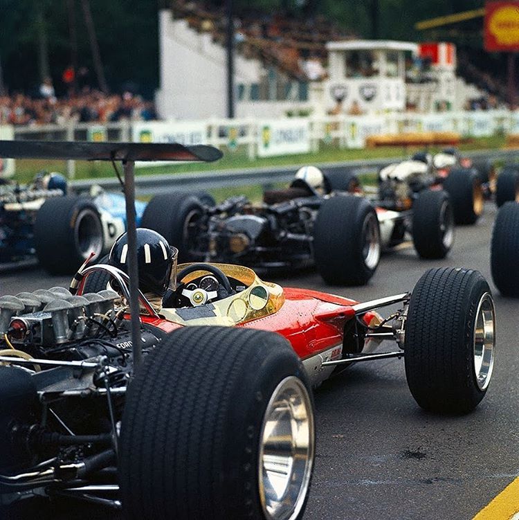 1968 French GP 🇫🇷🏁
Graham Hill 🇬🇧 on the starting grid in his Lotus 49. 
🏁 #Formula1 #History