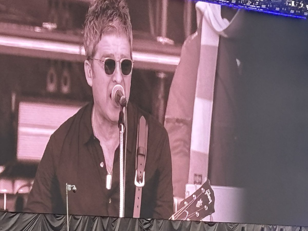 It’s only been 25 years and 8 days since I saw them for the first time.

They were honestly phenomenal. 

#live25 #oasis