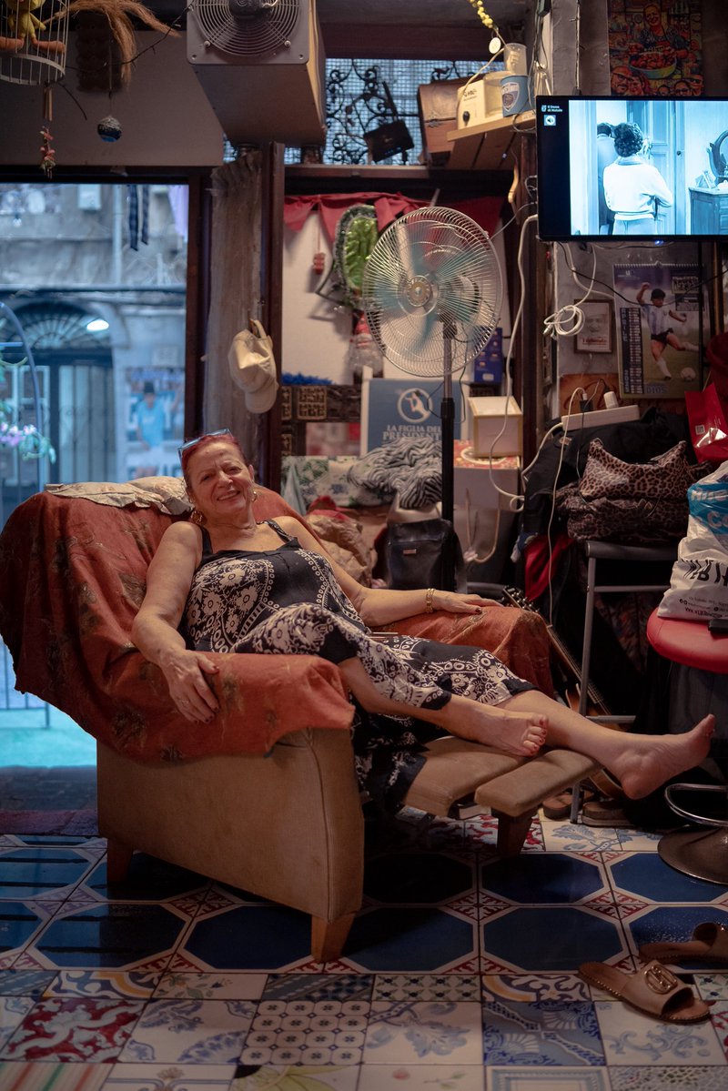 Peppemor85's tweet image. Quando giro per la mia città con la macchina fotografica mi capita spesso che mi fermano e mi chiedono una foto…ed io accontento sempre tutti, perché l’umanità è bella ❤️
#Napoli
