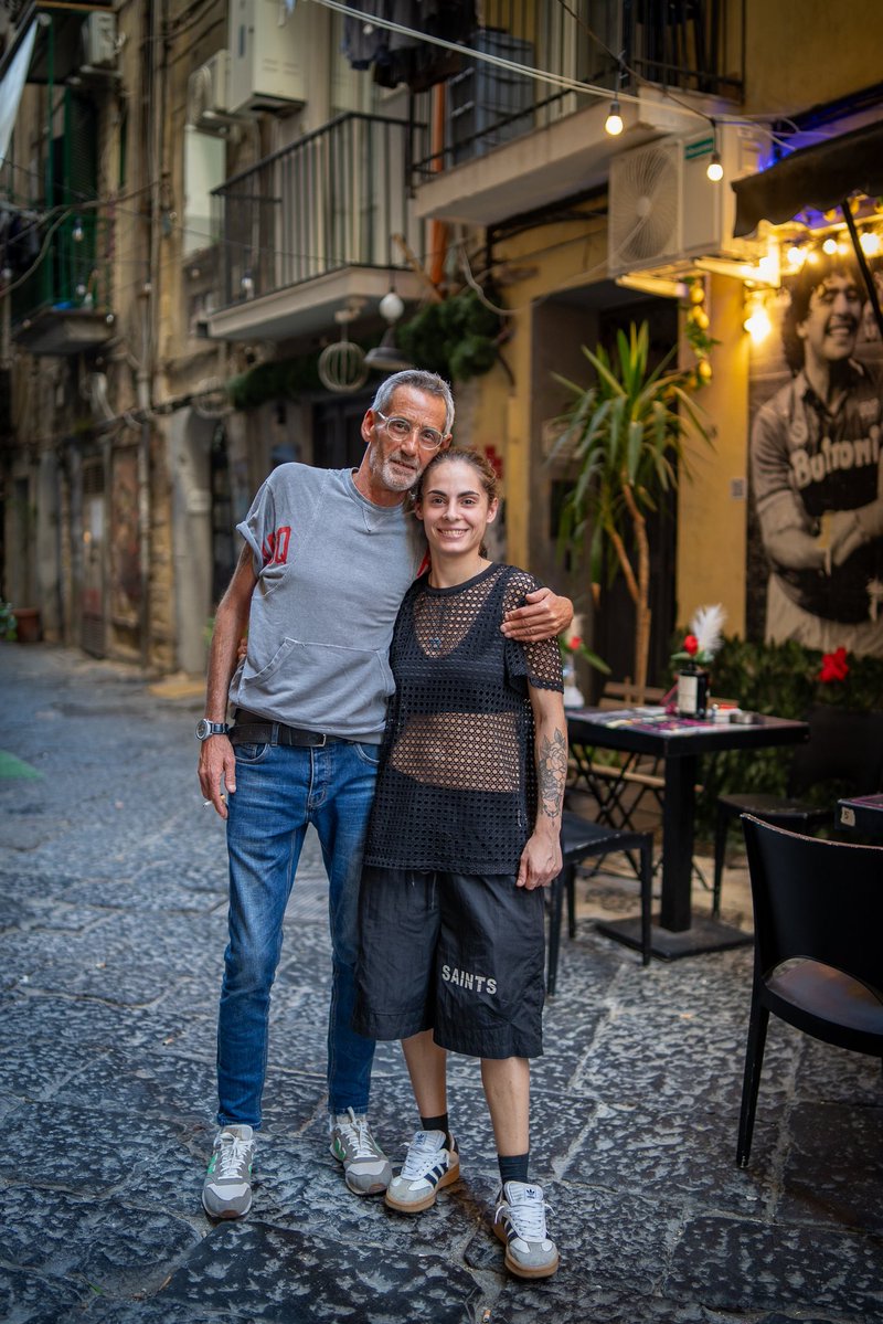 Peppemor85's tweet image. Quando giro per la mia città con la macchina fotografica mi capita spesso che mi fermano e mi chiedono una foto…ed io accontento sempre tutti, perché l’umanità è bella ❤️
#Napoli