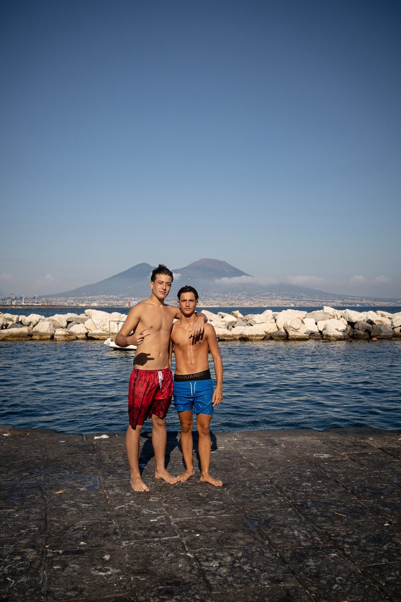 Peppemor85's tweet image. Quando giro per la mia città con la macchina fotografica mi capita spesso che mi fermano e mi chiedono una foto…ed io accontento sempre tutti, perché l’umanità è bella ❤️
#Napoli