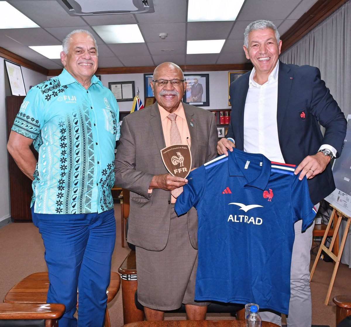 ambafrancefj's tweet image. VP of the French Rugby Federation, Chair of the Six Nations & ๐ซ๐ท Rugby legend @AbBenazzi was in ๐ซ๐ฏ for the 1st time, meeting PM Hon. @slrabuka & @fijirugby. This visit highlighted the strong ๐ซ๐ท๐ซ๐ฏ rugby ๐ ties, Fijian talent in France & the role of #sports diplomacy.