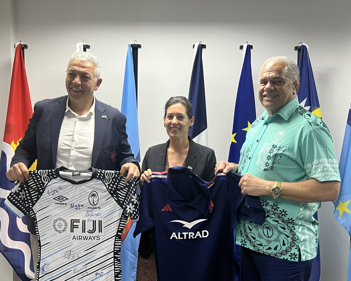 ambafrancefj's tweet image. VP of the French Rugby Federation, Chair of the Six Nations & ๐ซ๐ท Rugby legend @AbBenazzi was in ๐ซ๐ฏ for the 1st time, meeting PM Hon. @slrabuka & @fijirugby. This visit highlighted the strong ๐ซ๐ท๐ซ๐ฏ rugby ๐ ties, Fijian talent in France & the role of #sports diplomacy.