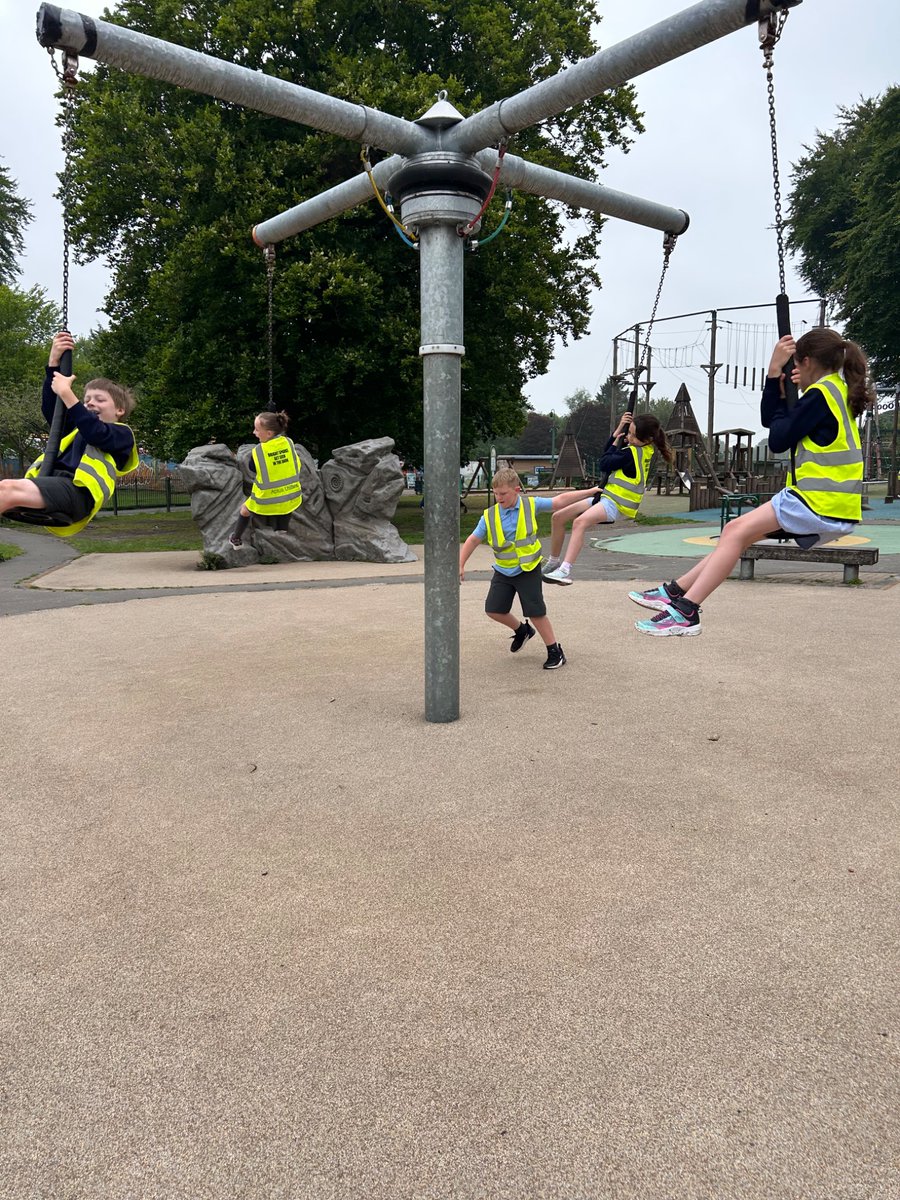 mrspyear4's tweet image. A wonderful treat for our final full star in the jar ⭐️ we bumped into Mrs Simm doing her magic volunteering on the grounds. @OURLADYSASPULL #ourladysenrichment