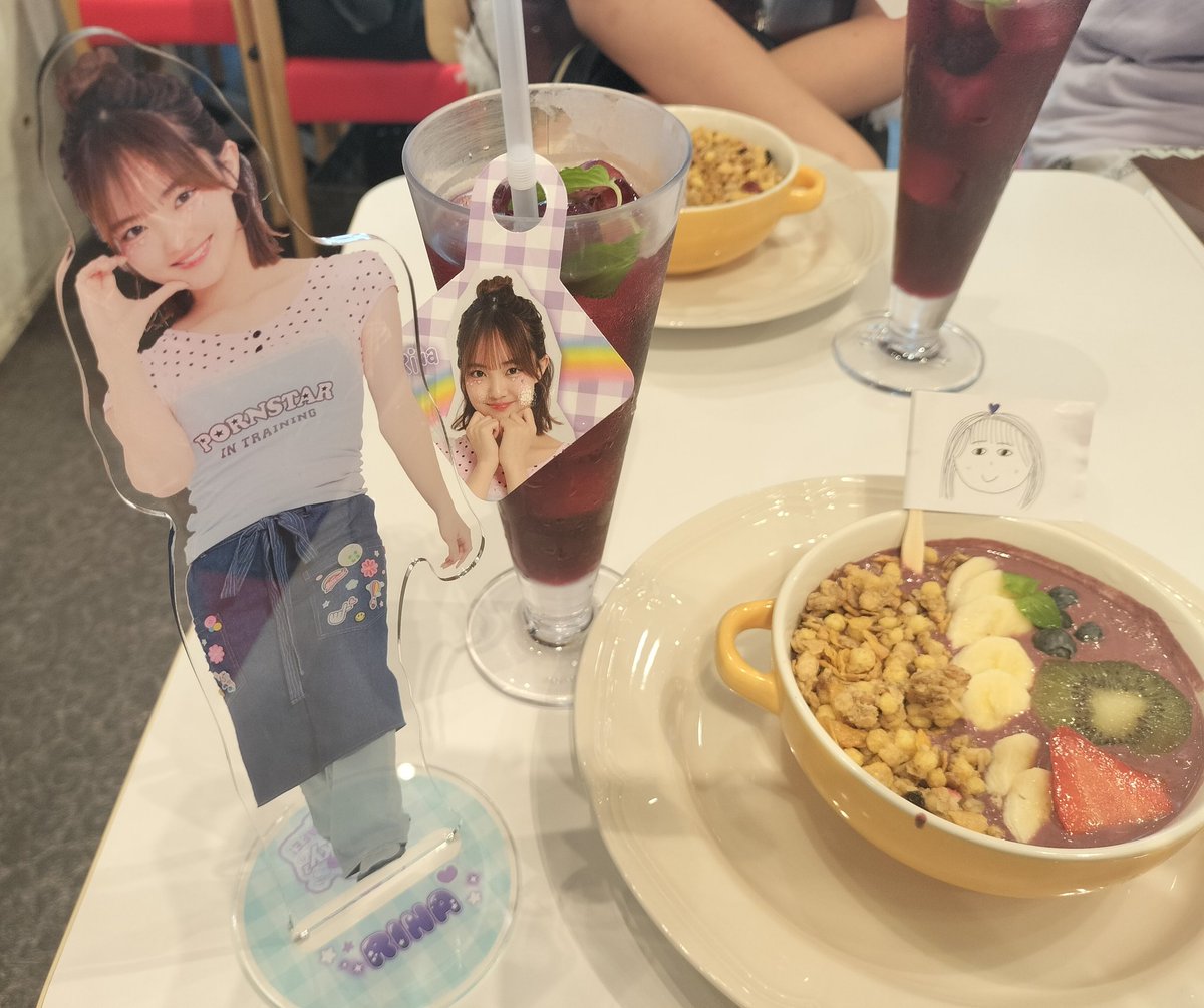 vARWzFHOk1XdvwS's tweet image. めっちゃ神イベント♡
運営様ありがとうございます🙏
こんなに近くで見れたし話せた。
可愛いカフェ店員さんありがとう💙💜
＃山口莉愛
#佐藤栞奈
#Lucky2のラッキーカフェ
#Lucky2