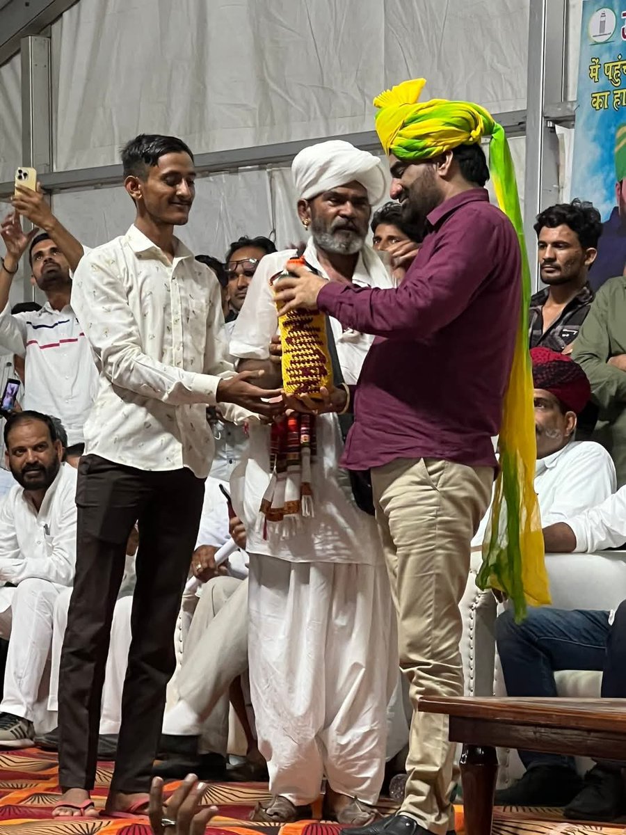 आज तक किसी नेता की सभा मे आम जवान,किसान को  मंच पर देखा नहीं होगा 
<a href="/hanumanbeniwal/">HANUMAN BENIWAL</a> जी की सभा हो और किसान को सम्मना नहीं मिले ये हो नहीं  सकता ।