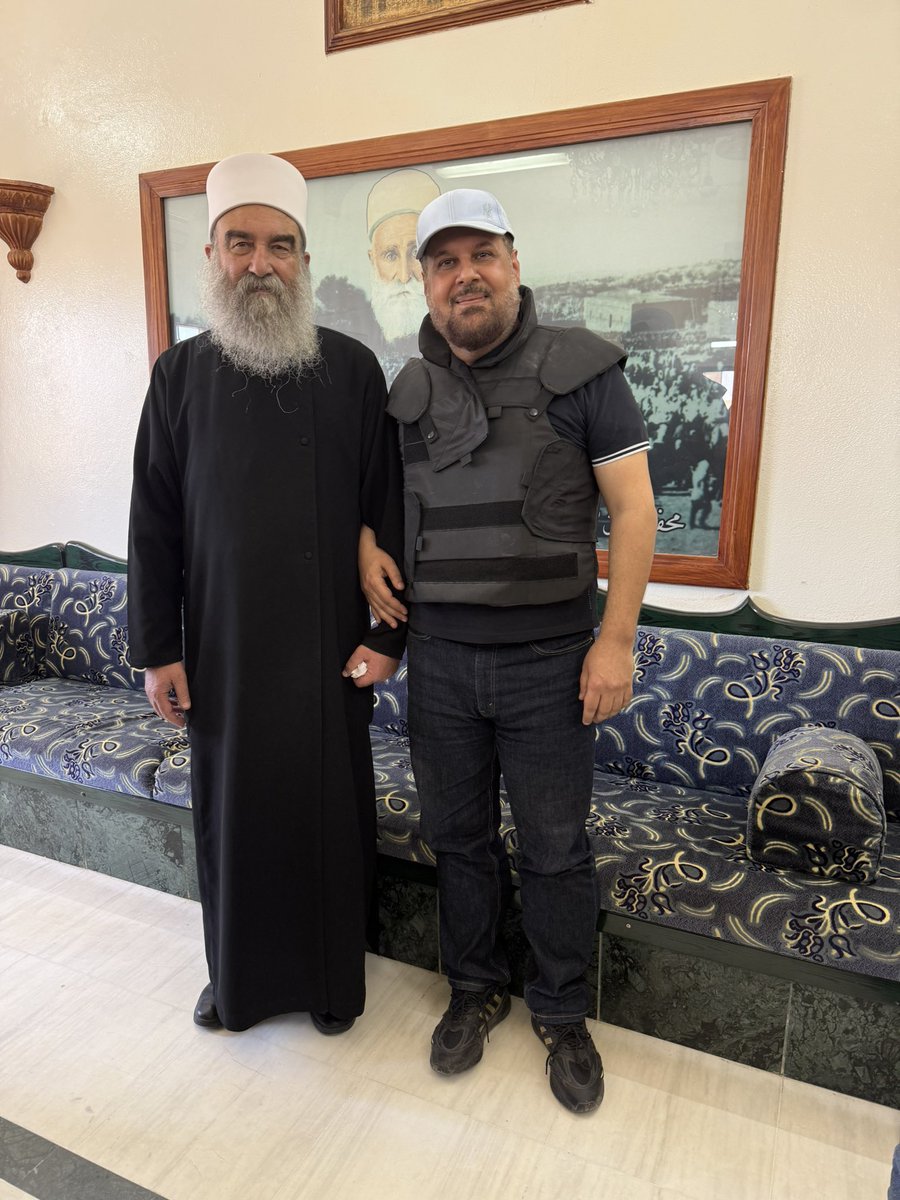 kasimfaysa's tweet image. سينبذكم التاريخ ويلعن لحظتكم، وسيكتب أنكم صافحتم العدو الإسرائيلي ووقفتم في صفّه ضد شعبكم، ولم تكتفوا بذلك، بل وضعتم طائفةً بأكملها في موضع الاتهام، وألبستموها عباءة الخيانة زوراً وبهتانا !
اسألوا أنطوان لحد عن خزي العمالة، واسألوا إيلي حبيقة عن ثمن الدم عندما يُباع !