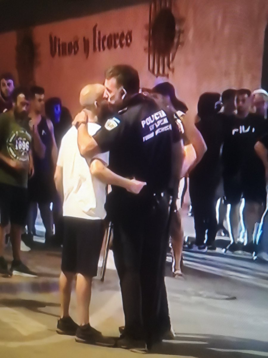 ArnaultRaphael's tweet image. Drôle de façon de contrôler les émeutiers néo-nazis en Espagne