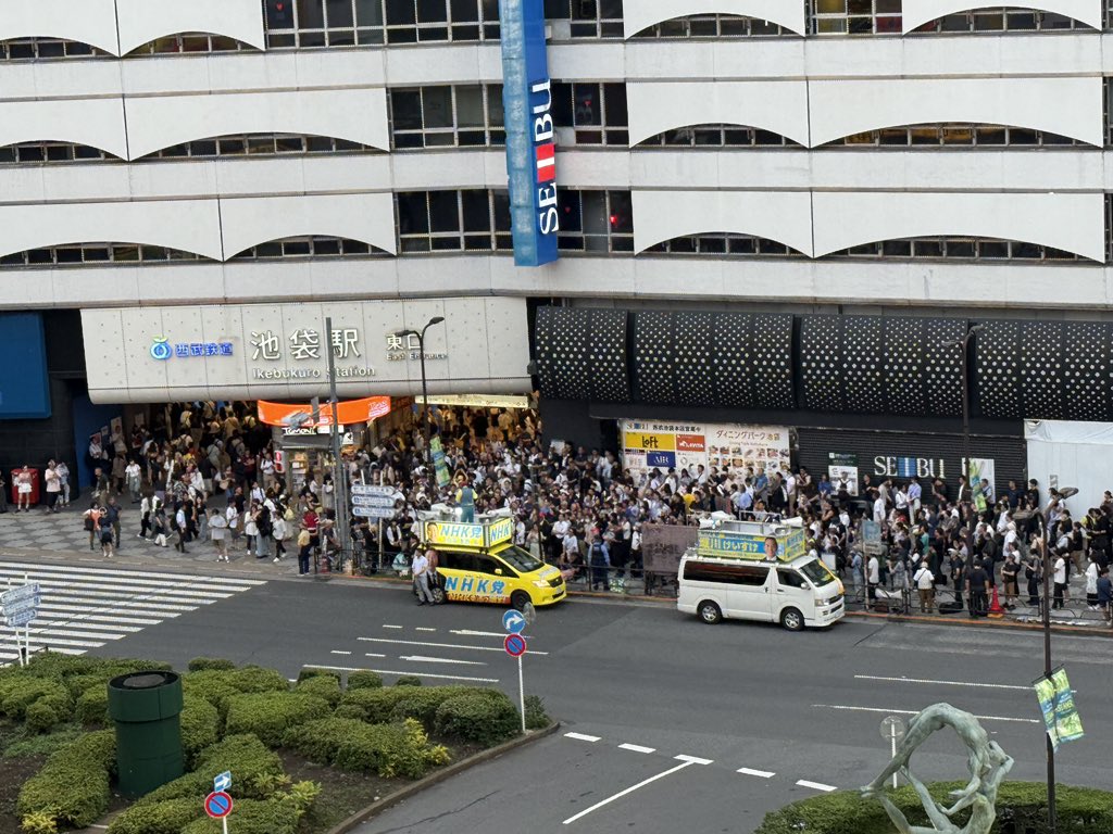 池袋駅前にて演説中です