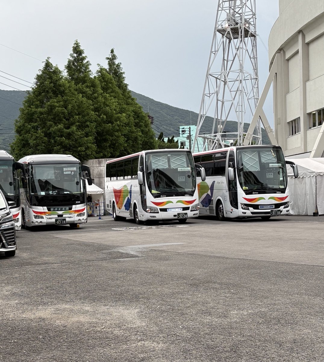 北九州市民球場の入口に 青鳥塗装の貸切バスを発見 西鉄観光8318 西鉄