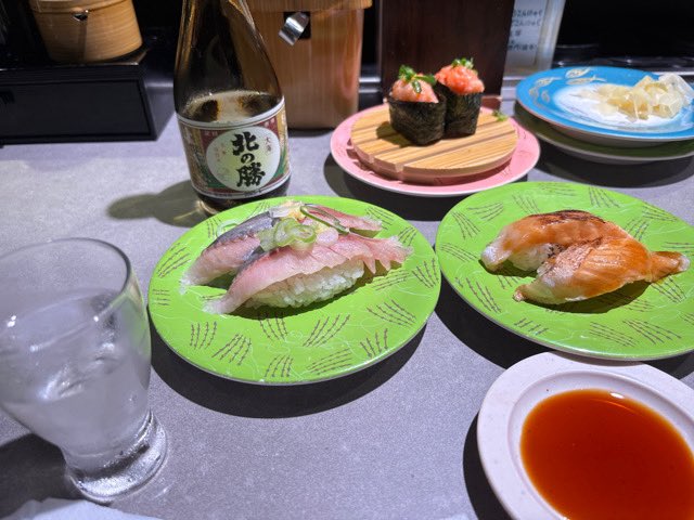 keik2009's tweet image. 根室はなまるにて夕食。18時前に並んだお陰か例の予言のお陰か、10組待ち30分程度で入店。
おススメの紙メニューが消えてたので若干戸惑いましたが、今日もお約束の美味しさでした😋