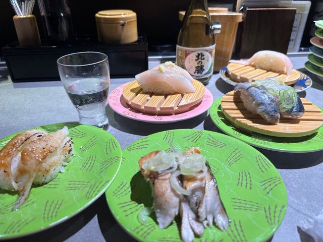 keik2009's tweet image. 根室はなまるにて夕食。18時前に並んだお陰か例の予言のお陰か、10組待ち30分程度で入店。
おススメの紙メニューが消えてたので若干戸惑いましたが、今日もお約束の美味しさでした😋
