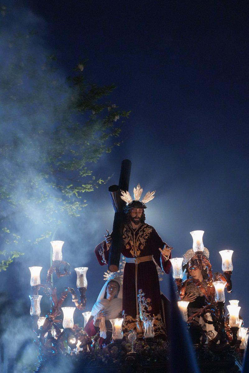 ✝️ “Y entró en agonía; y su sudor se hizo como gotas de sangre que caían hasta el suelo.” 
(Lucas 22, 44)

“El incienso sube. Como la oración callada del pueblo.”

#LaMisión2025