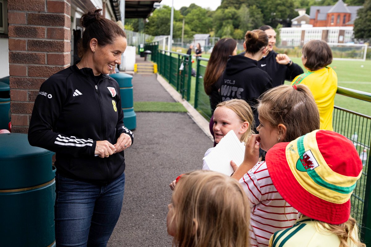 Cymru's tweet image. Straight from @WEURO2025 to the grassroots game ❤️🏴
Rhian Wilkinson visiting the FAW's Step Into Coaching programme 🙌
Diolch am y croeso, @PenydarrenFC!