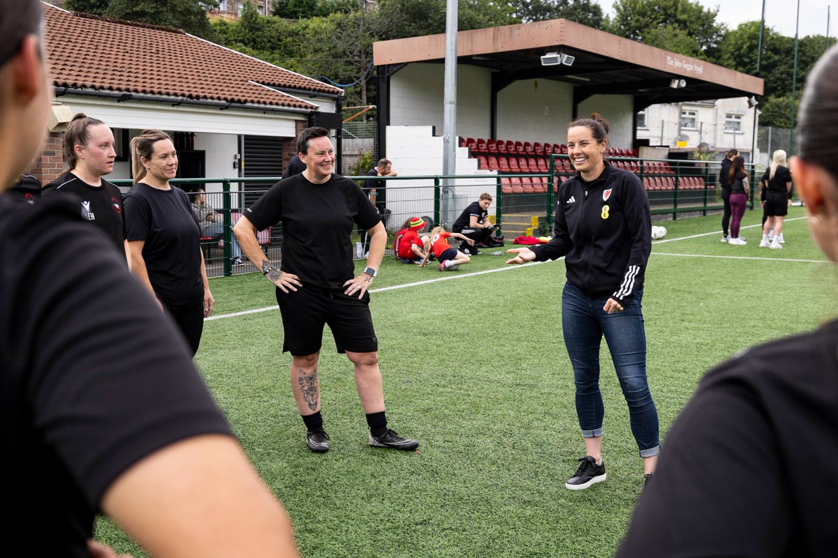 Cymru's tweet image. Straight from @WEURO2025 to the grassroots game ❤️🏴
Rhian Wilkinson visiting the FAW's Step Into Coaching programme 🙌
Diolch am y croeso, @PenydarrenFC!