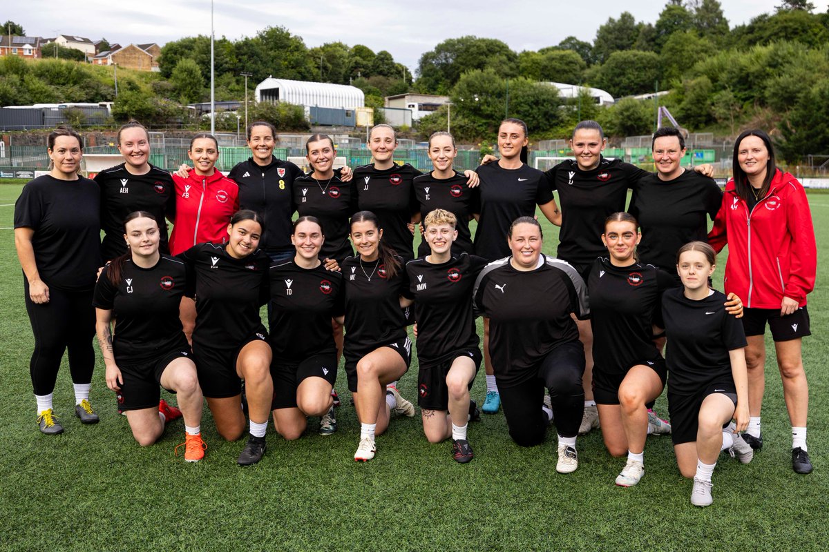 Cymru's tweet image. Straight from @WEURO2025 to the grassroots game ❤️🏴
Rhian Wilkinson visiting the FAW's Step Into Coaching programme 🙌
Diolch am y croeso, @PenydarrenFC!