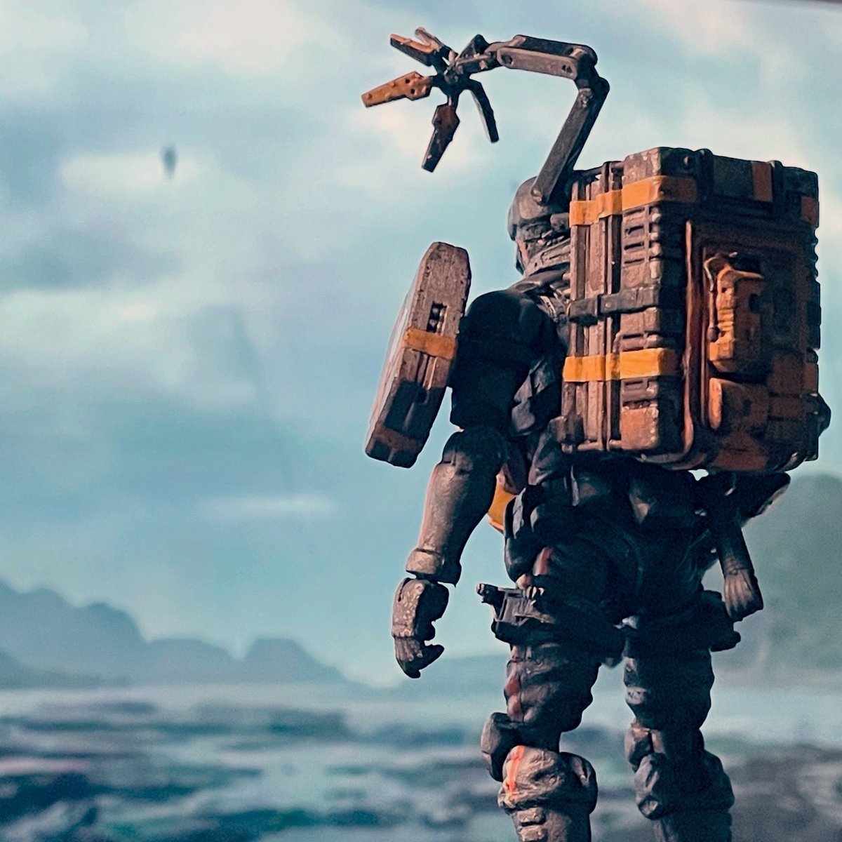 acidrainkit's tweet photo. This 3.75” DIY custom piece, built years ago with parts kindly gifted by a friend,
has resurfaced with the exciting release of DS2.
That feeling of completing a mission and heading home... it’s something I still deeply long for. ❤️

#DeathStranding #CustomMade https://t.co/EPwL8LtKE3