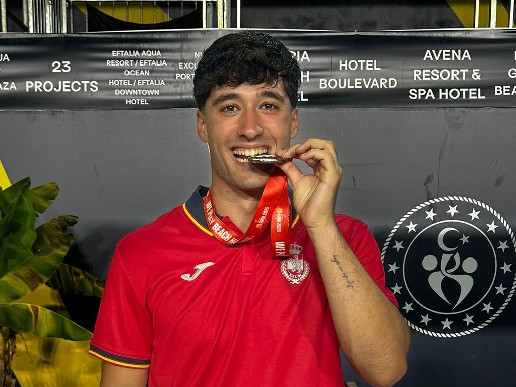 Federación de Castilla y León de Balonmano (@fcylbm) on Twitter photo 🇪🇸 HISPANOS ARENA
Los Hispanos del Balonmano Playa logran la medalla de plata en el Campeonato de Europa
Entre los jugadores del combinado nacional se encuentra el portero arandino Víctor Calleja.
🗞️ fcylbm.es/blog/2025/07/1…
#⃣ #CyLesBalonmano 🇪🇸 HISPANOS ARENA
Los Hispanos del Balonmano Playa logran la medalla de plata en el Campeonato de Europa
Entre los jugadores del combinado nacional se encuentra el portero arandino Víctor Calleja.
🗞️ fcylbm.es/blog/2025/07/1…
#⃣ #CyLesBalonmano