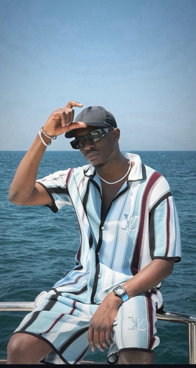 we__renoi93's tweet photo. 2 mois déjà, boss.
T’as laissé un vide qu’on remplit pas.
On continue de charbonner, de pousser
Toujours avec toi dans la tête.
Force et respect éternel. 🕊️ https://t.co/5UOVvvkjwH