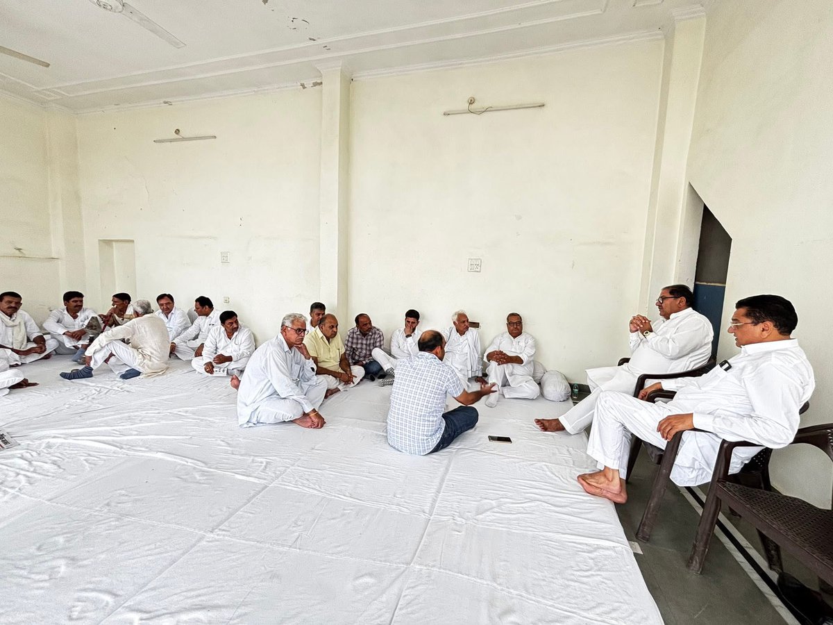 आज श्री विनोद बैनीवाल जी के जीजा जी चौधरी विनोद तंवर जी के निधन पर उनके निवास पर जाकर शोक व्यक्त किया और दिवंगत आत्मा को श्रद्धांजलि अर्पित की…

इस दुःखद घड़ी में शोकसंतप्त परिवार के प्रति गहरी संवेदना प्रकट करता हूँ। ईश्वर दिवंगत आत्मा को अपने श्रीचरणों में स्थान दें और परिवार